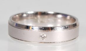 An English hallmarked 9ct white gold band ring hav