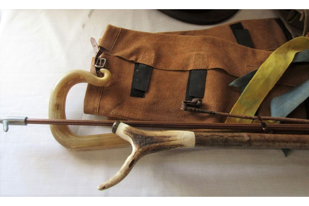 Various sticks and riding crop, champion professional jockey skull cap size 5 (62-63 cm), bowler hat - Image 2 of 2