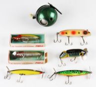 Shakespeare Spinning reel and fishing plugs (7) Shakespeare Cast or Spin Wondereel model FF closed