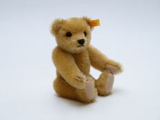 Steiff Classic 1909 Teddy bear with blonde mohair, felt pads, growler and jointed limbs, 24cm tall
