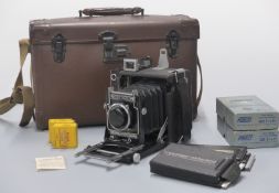 Speed Graphic plate camera with Graflex 101mm f 4.5 lens and rangefinder, in leather case, with film