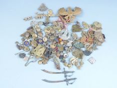 British Army collection of cap badges etc to include Royal Field Artillery, Territorial, Gloster,