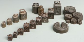 A run of six hexagonal cast iron weights 2kg to ½ hectog and a quantity of further cast iron