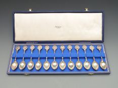 Cased set of 12 John Pinches signs of the zodiac hallmarked silver collectors' spoons, weight 276g