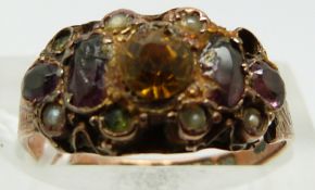 A 9ct gold ring set with garnets,1.9g (size M)