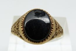 A 9ct gold ring set with onyx with pierced shoulders (size P)