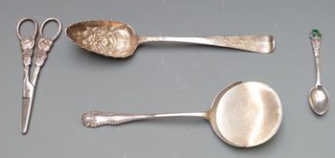 George V hallmarked silver circular server spoon, London 1912 maker Josiah Williams & Co., length