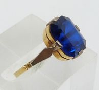 Art Deco 18ct gold ring set with blue paste (size K)