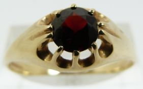A 9ct gold ring set with a garnet (size W)