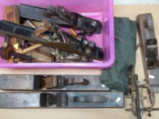 A quantity of vintage woodworking tools including Bailey No 6 and No 7 planes, mortice gauges,
