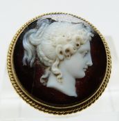 Victorian 9ct gold ring set with an agate cameo with rope twist design, size L