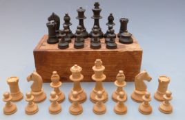 Early 20th century turned boxwood chess set, height of king 5.5cm