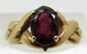 A 9ct gold ring set with a garnet (size M/N)