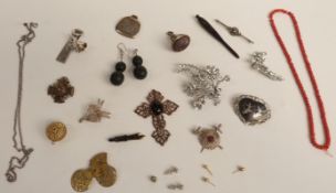 A collection of jewellery including silver brooch, Siam brooch, paste brooches, silver items,