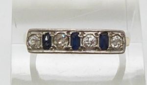 An Art Deco ring set with sapphires and diamonds in a platinum setting (size M)