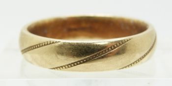 A 9ct gold wedding band with banded decoration, 3.4g (size M)