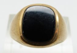 A 9ct gold ring set with onyx, 4.4g (size Q)