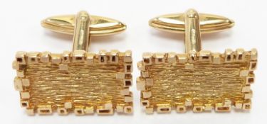 A pair of 9ct gold cufflinks with textured detail, 9.6g