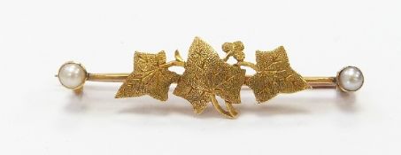 An 18ct gold ivy brooch set with two pearls, 2.5g, 3.5cm