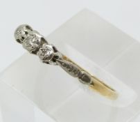 An 18ct gold ring set with three diamonds in a platinum setting (size Q)