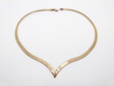 A 9ct gold ribbon necklace, 9g, 21cm drop, L41cm