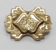 Victorian brooch with engraved decoration, 3 x 2cm