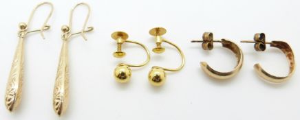 Three pairs of 9ct gold earrings, 2.5g