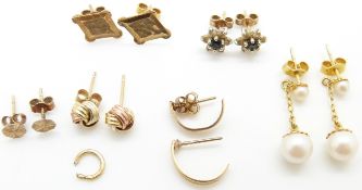 Four pairs of 9ct gold earrings (3.2g) and a pair of 9ct gold earrings each set with two pearls