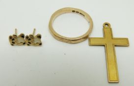 A 9ct gold ring and a 9ct gold cross pendant, 3.5g, 27.5cm drop