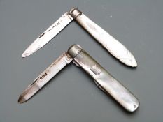 Victorian hallmarked silver and mother of pearl folding fruit knife and fork, Sheffield 1897 maker
