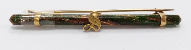 A brooch set with sunstone with yellow metal fittings