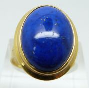 A 14ct gold ring set with a lapis lazuli cabochon (size P)