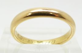 An 18ct gold ring / wedding band, 3.7g (size N)
