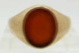 A 9ct gold ring set with agate, 6.9g (size R)