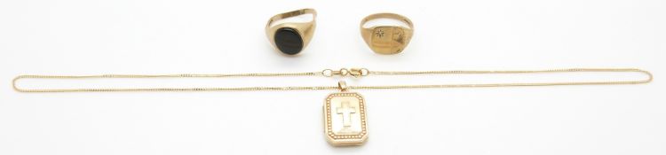 A 9ct gold signet ring, a 9ct gold ring set with onyx, a 9ct gold locket and chain, 8.3g