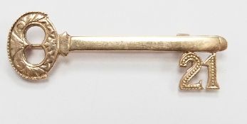 A 9ct gold key brooch for a 21st birthday, 2.7g, width 1.5cm x length 5.3cm