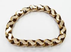 A yellow metal bracelet made up of interlocking circular and wave shaped links, 19.7g