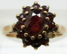 A 9ct gold ring set with garnets (size L)