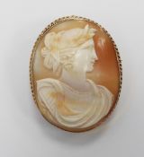 A 9ct gold brooch set with a cameo, width 3.5cm x length 4.5cm