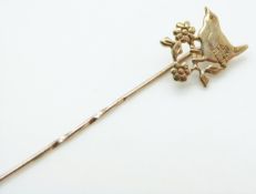 A 9ct gold stick pin depicting a bird, 1.3g