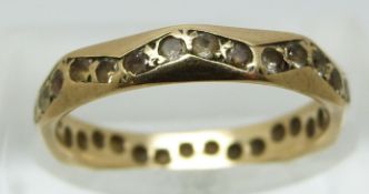 A 9ct gold eternity ring set with paste in a zig zag design (size L)