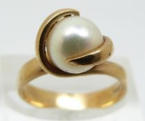 A 9ct gold ring set with a pearl (size K)