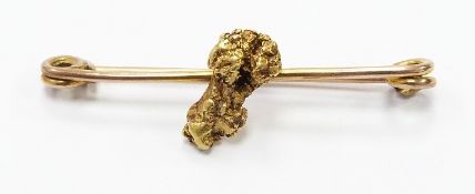 A 9ct gold brooch set with a gold nugget, 2.7g