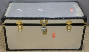 A metal bound and riveted flight case/trunk, H50 x W100 x D49cm