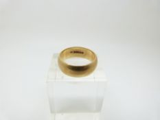 A 22ct gold wedding band/ ring, 8.1g (size N)