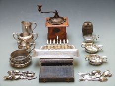 Eastern white metal pen tray decorated with elephants, length 25cm, weight 117g, coffee grinder,