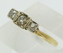 An 18ct gold ring set with three diamonds in a platinum setting (size N)