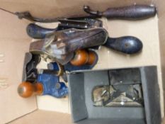 A quantity of vintage woodworking planes to include Record No 71, 79 and 80 and a brass corner