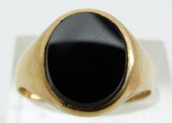 A 9ct gold ring set with onyx (size Q)