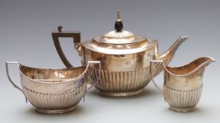 Edward VII hallmarked silver three piece teaset with reeded decoration, London 1906 maker William